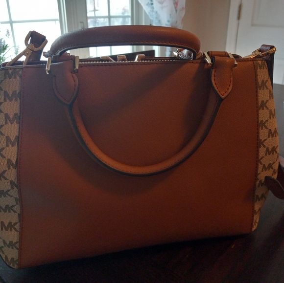 Michael kors purse - Picture 2 of 8